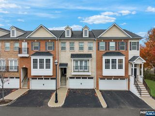 6 Creekside Court, Secaucus, NJ 07094