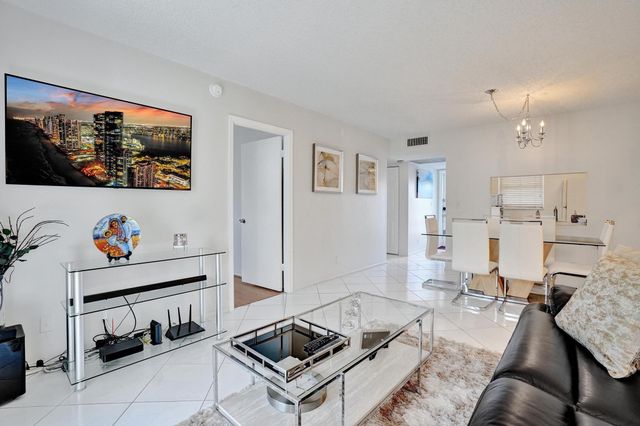 9480 Poinciana Place 304, Davie, FL 33324