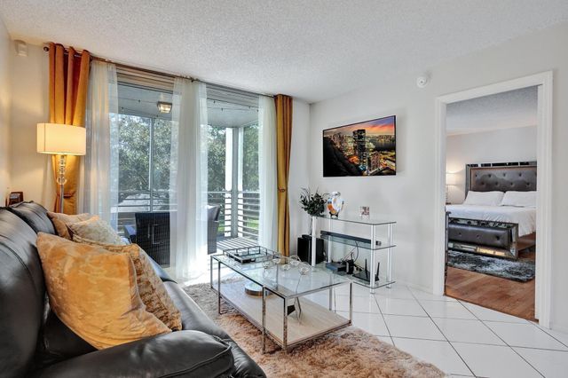 9480 Poinciana Place 304, Davie, FL 33324