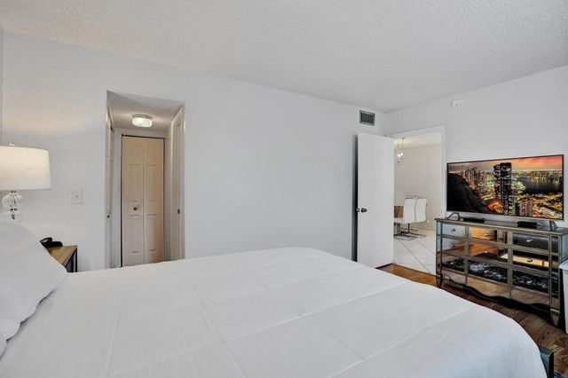 9480 Poinciana Place 304, Davie, FL 33324