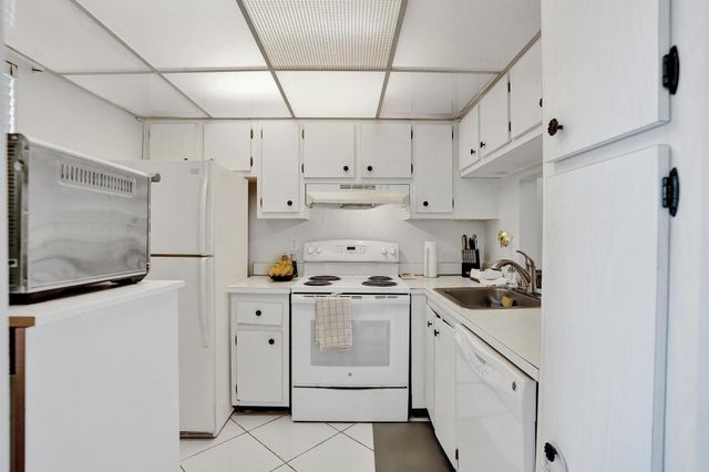 9480 Poinciana Place 304, Davie, FL 33324