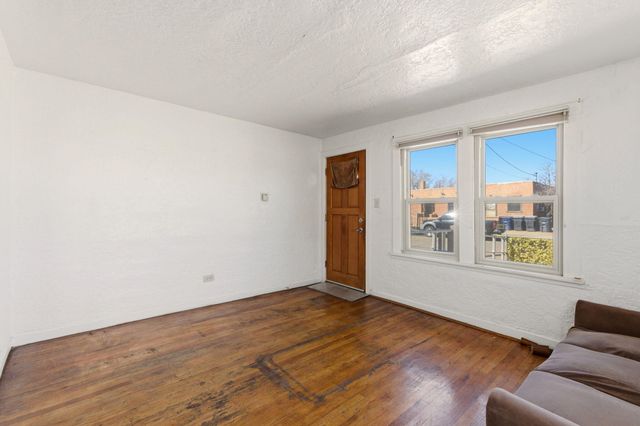 518 Kinley Avenue NW, Albuquerque, NM 87102