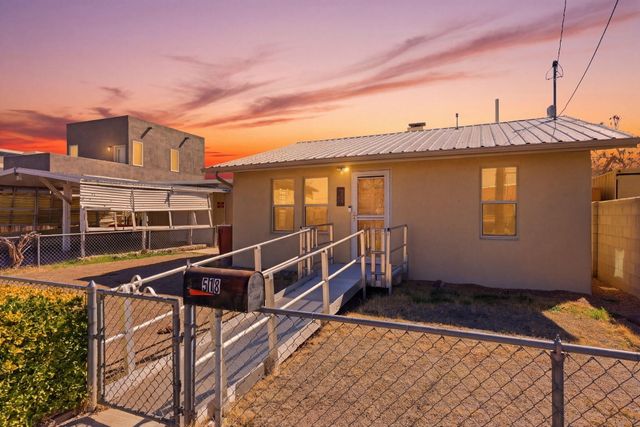 518 Kinley Avenue NW, Albuquerque, NM 87102
