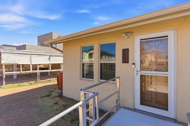518 Kinley Avenue NW, Albuquerque, NM 87102