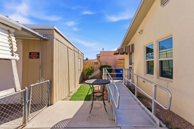 518 Kinley Avenue NW, Albuquerque, NM 87102