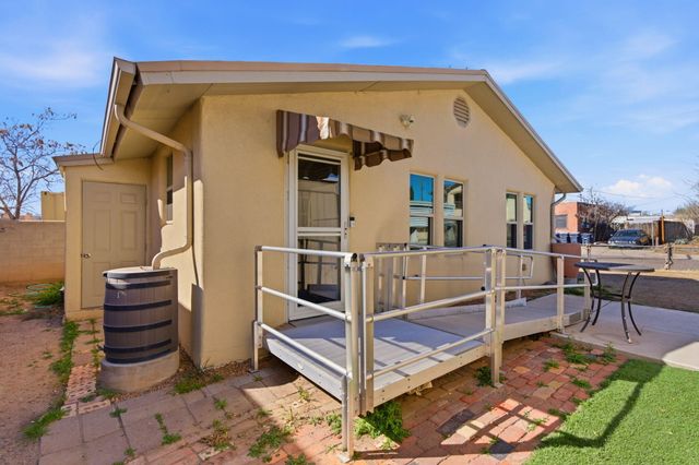 518 Kinley Avenue NW, Albuquerque, NM 87102