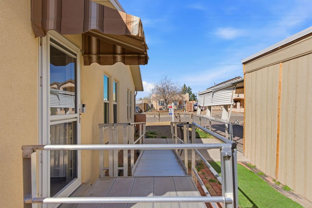 Image 10 of property listing at 518 Kinley Avenue NW, Albuquerque, NM 87102