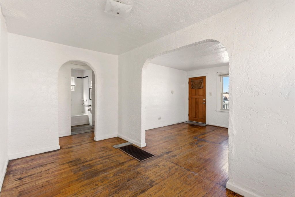 Image 13 of property listing at 518 Kinley Avenue NW, Albuquerque, NM 87102