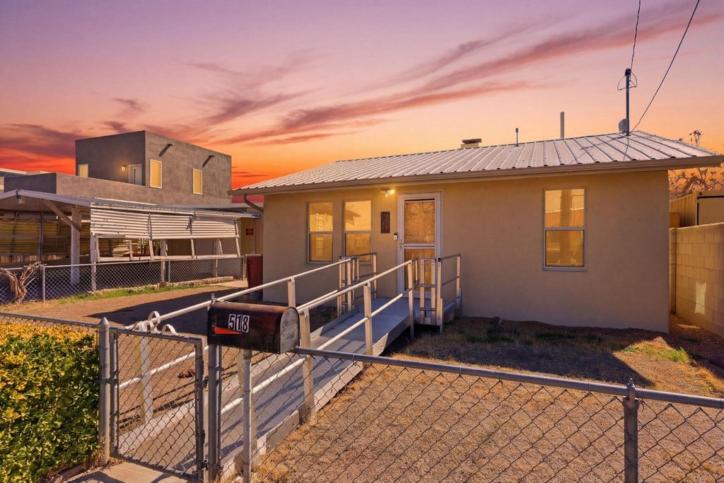 Image 2 of property listing at 518 Kinley Avenue NW, Albuquerque, NM 87102
