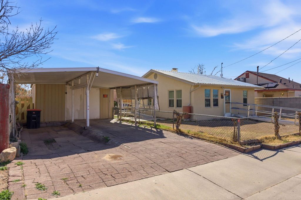 Image 3 of property listing at 518 Kinley Avenue NW, Albuquerque, NM 87102