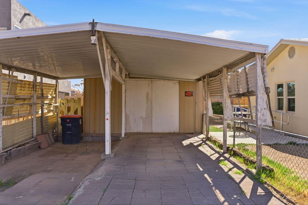 Image 4 of property listing at 518 Kinley Avenue NW, Albuquerque, NM 87102