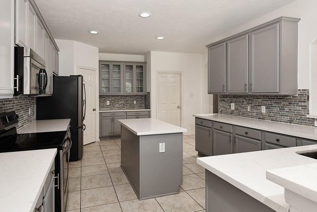 46 S April Mist Circle, Conroe, TX 77385