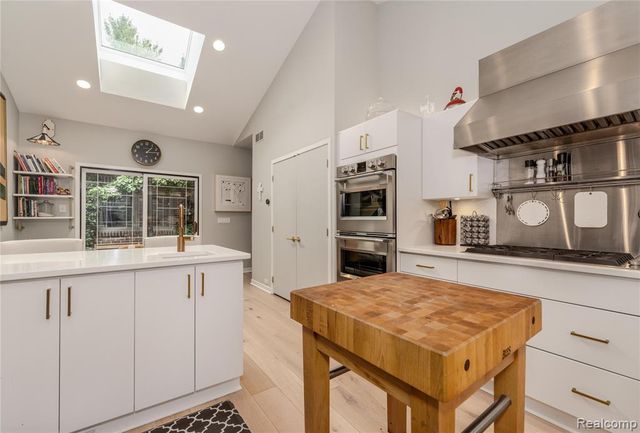 4054 Cranbrook Court, Bloomfield Hills, MI 48301