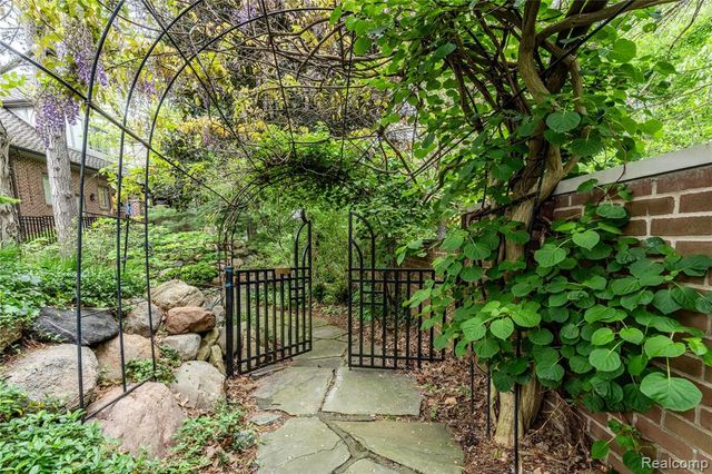 4054 Cranbrook Court, Bloomfield Hills, MI 48301