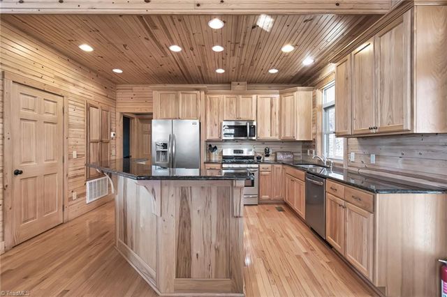 658 Green Point Lane, Boomer, NC 28606