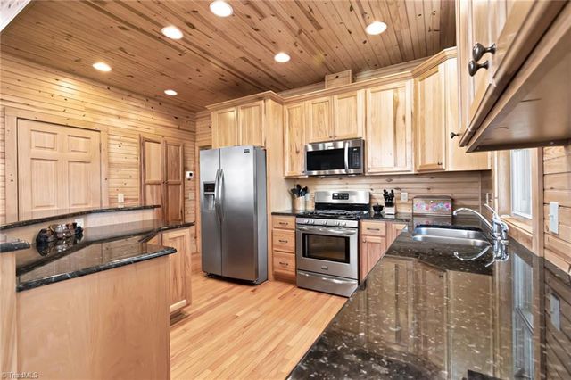 658 Green Point Lane, Boomer, NC 28606