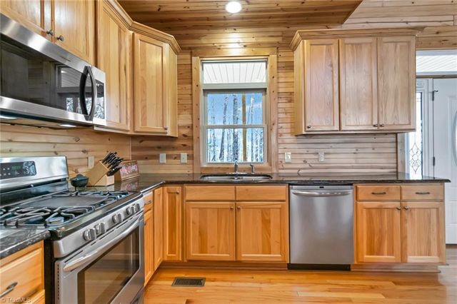 658 Green Point Lane, Boomer, NC 28606