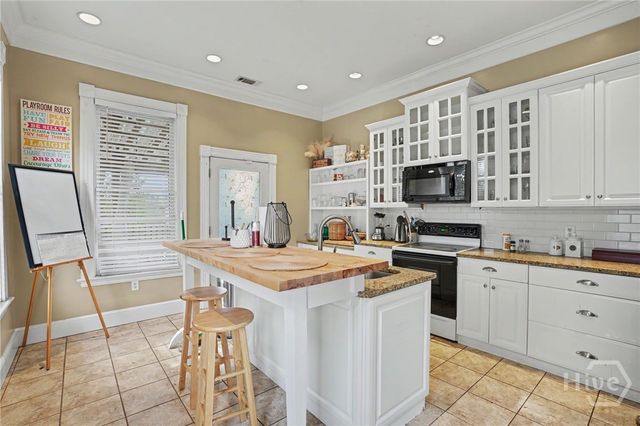 225 W 41st Street, Savannah, GA 31401