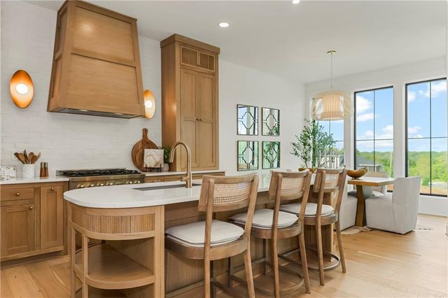 1816 NE Lashbrook Circle, Lee's Summit, MO 64086