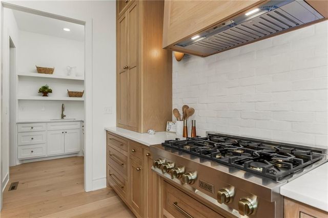 1816 NE Lashbrook Circle, Lee's Summit, MO 64086