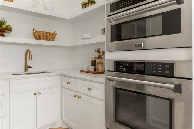 1816 NE Lashbrook Circle, Lee's Summit, MO 64086