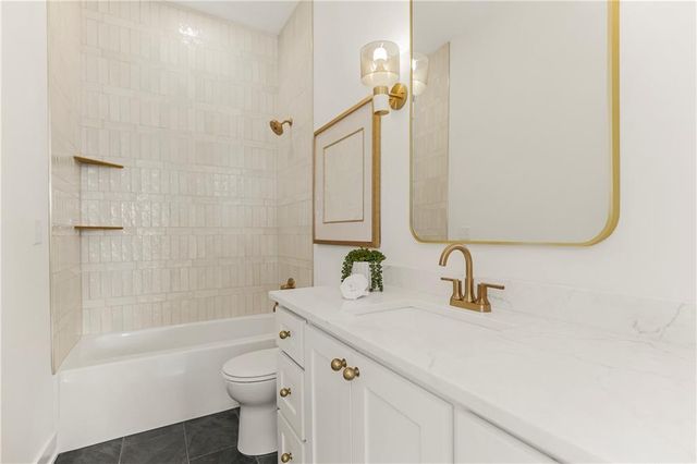 1816 NE Lashbrook Circle, Lee's Summit, MO 64086