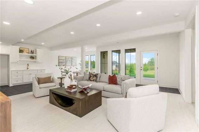 1816 NE Lashbrook Circle, Lee's Summit, MO 64086