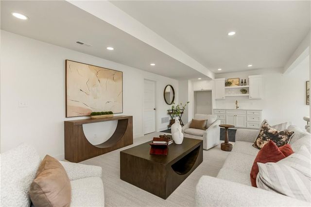 1816 NE Lashbrook Circle, Lee's Summit, MO 64086