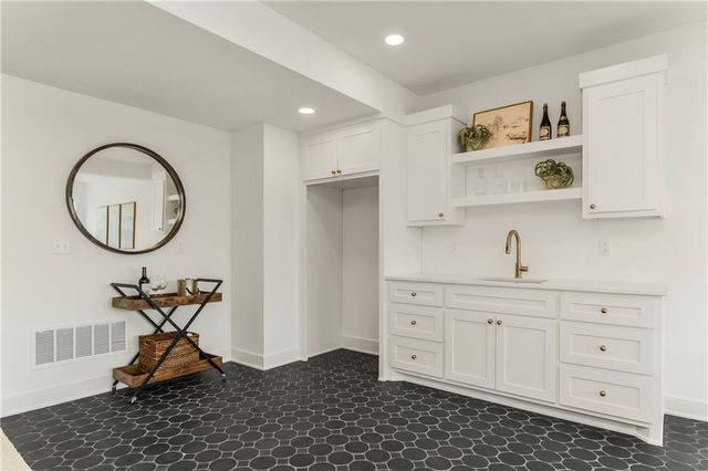 1816 NE Lashbrook Circle, Lee's Summit, MO 64086