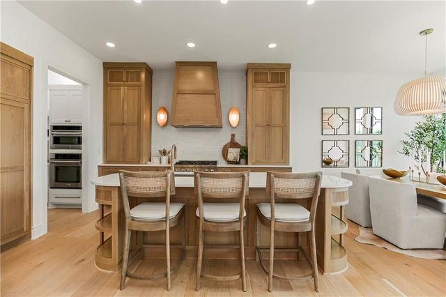 1816 NE Lashbrook Circle, Lee's Summit, MO 64086