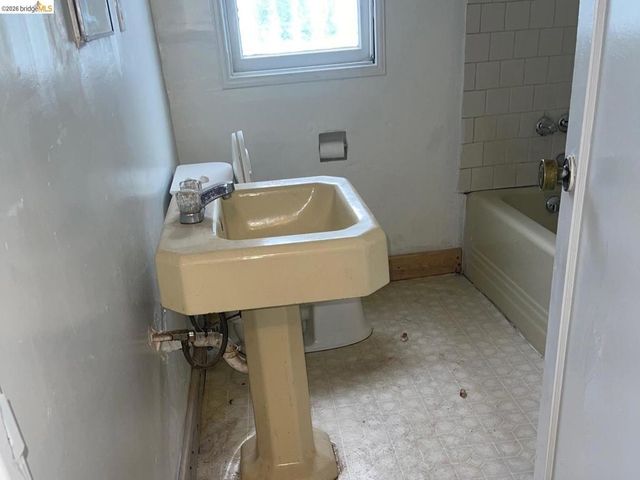 1626 104th Ave, Oakland, CA 94603