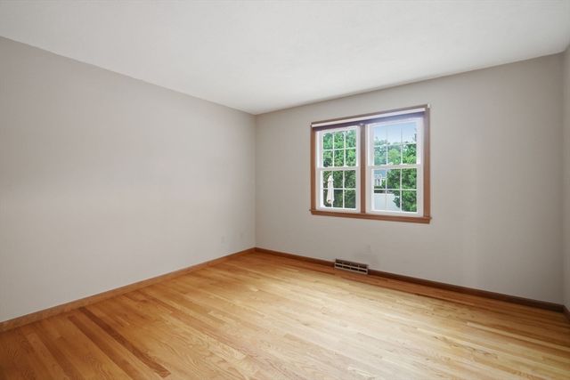 20 Shirley St, Wilbraham, MA 01095