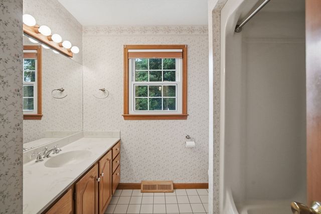 20 Shirley St, Wilbraham, MA 01095