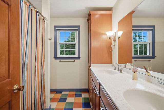 20 Shirley St, Wilbraham, MA 01095