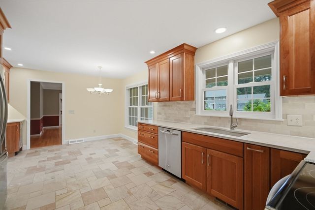 20 Shirley St, Wilbraham, MA 01095