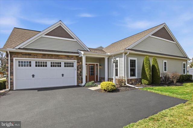 321 PIN OAK DR, Lititz, PA 17543