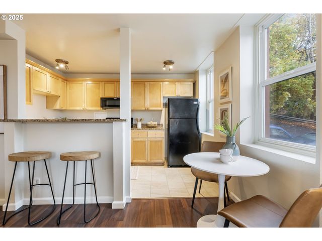 1205 Sw CARDINELL Dr 102, Portland, OR 97201