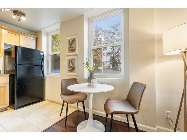 1205 Sw CARDINELL Dr 102, Portland, OR 97201