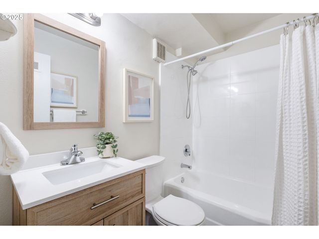 1205 Sw CARDINELL Dr 102, Portland, OR 97201