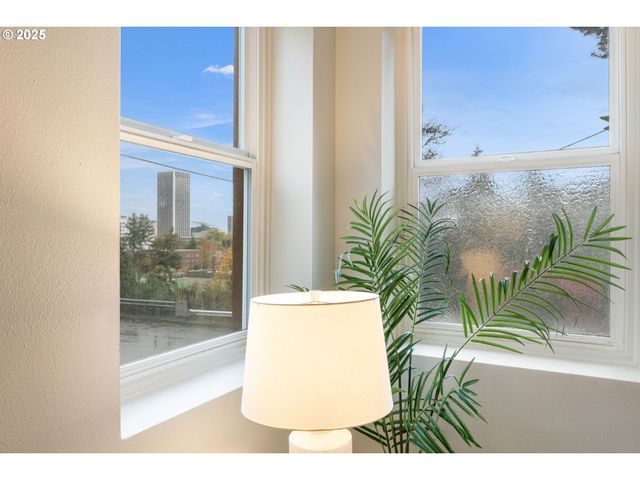 1205 Sw CARDINELL Dr 102, Portland, OR 97201