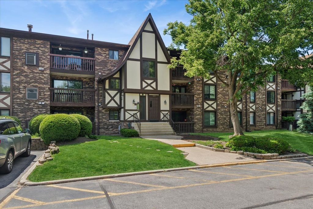 Image 1 of property listing at 525 Cumnor Road 204, Westmont, IL 60559