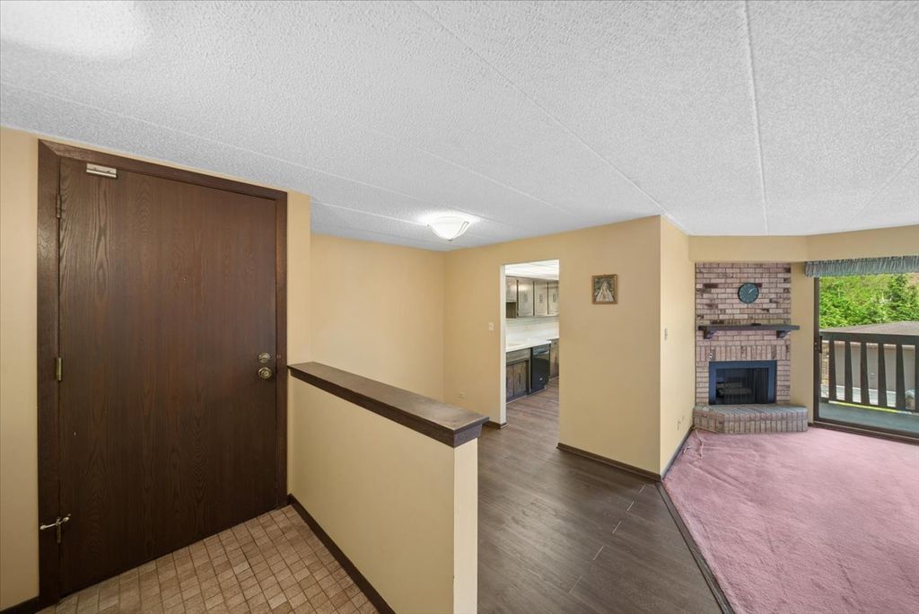 Image 2 of property listing at 525 Cumnor Road 204, Westmont, IL 60559
