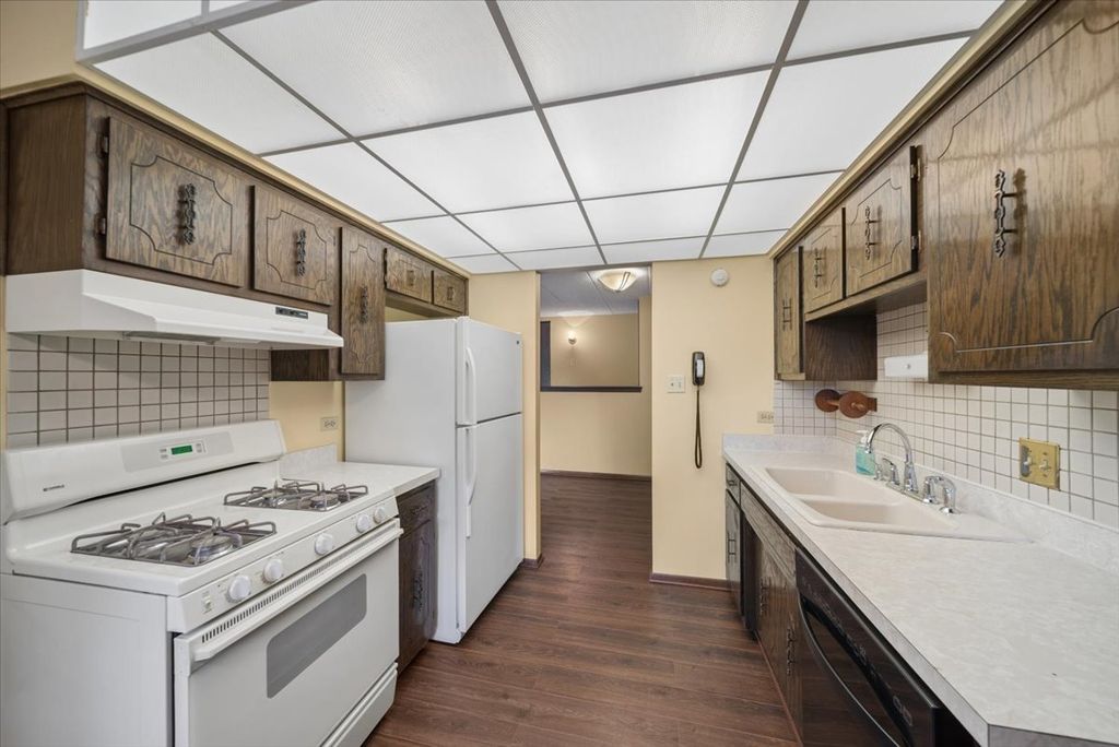 Image 11 of property listing at 525 Cumnor Road 204, Westmont, IL 60559