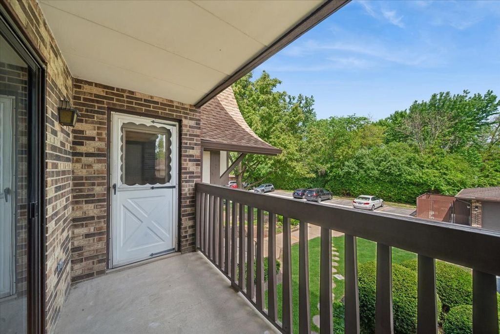 Image 12 of property listing at 525 Cumnor Road 204, Westmont, IL 60559