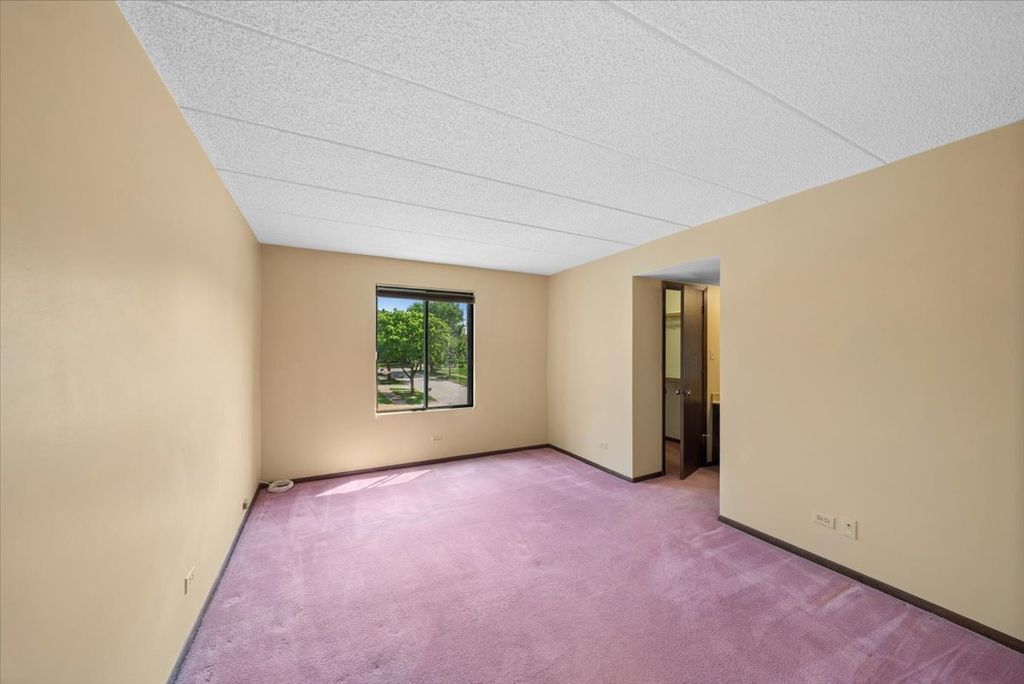 Image 13 of property listing at 525 Cumnor Road 204, Westmont, IL 60559