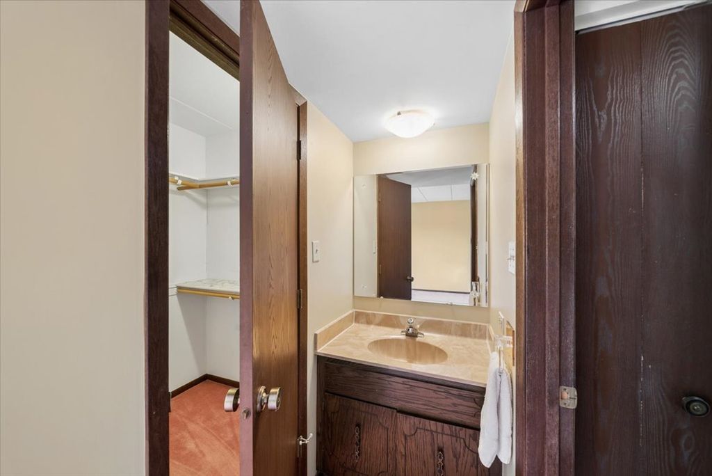 Image 15 of property listing at 525 Cumnor Road 204, Westmont, IL 60559