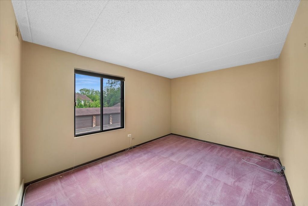 Image 16 of property listing at 525 Cumnor Road 204, Westmont, IL 60559