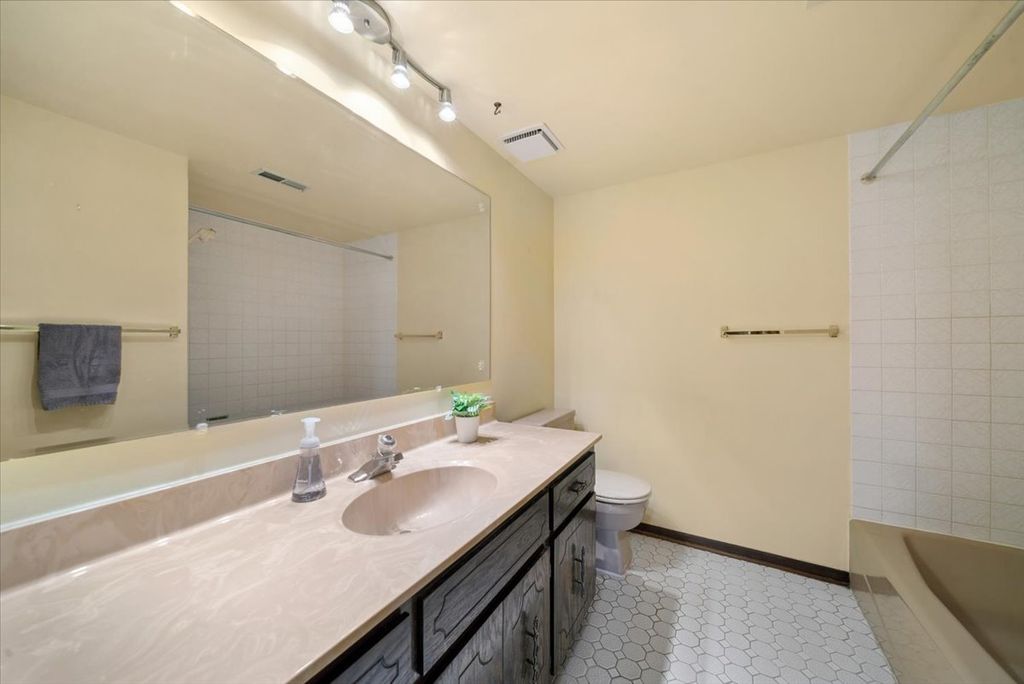 Image 17 of property listing at 525 Cumnor Road 204, Westmont, IL 60559