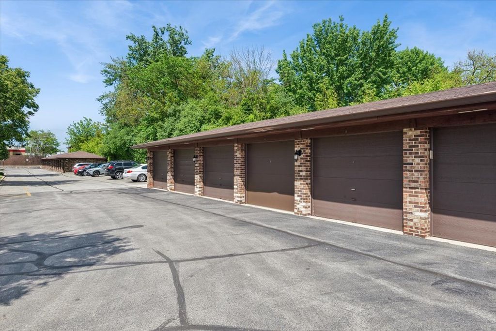 Image 18 of property listing at 525 Cumnor Road 204, Westmont, IL 60559