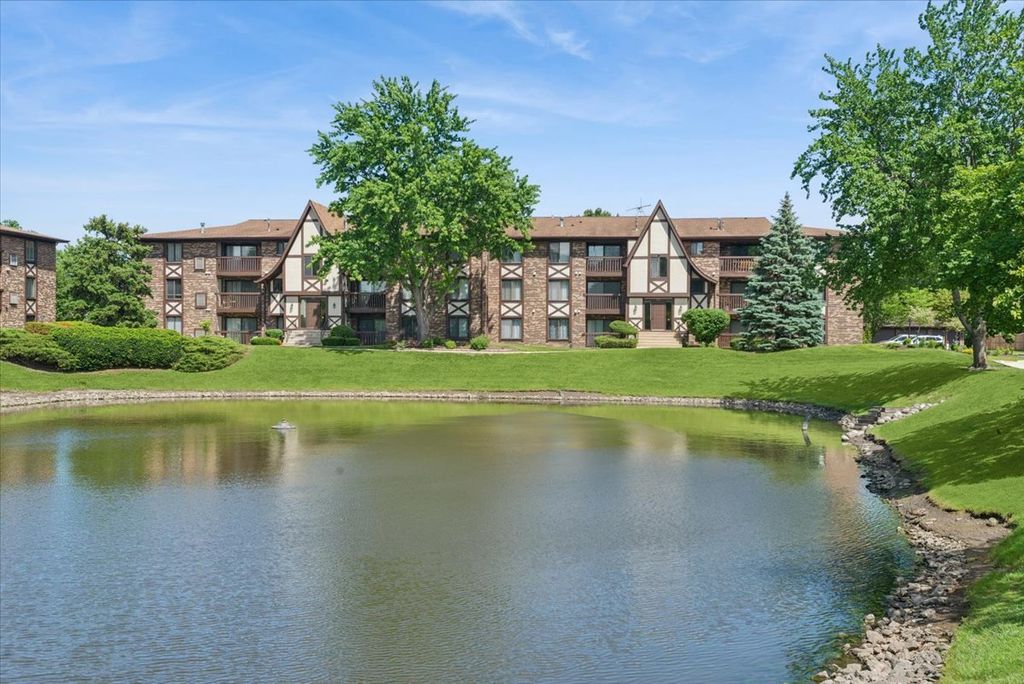 Image 19 of property listing at 525 Cumnor Road 204, Westmont, IL 60559